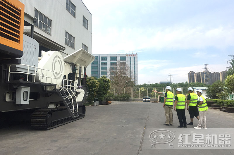 客戶來廠參觀，經(jīng)理陪同講解