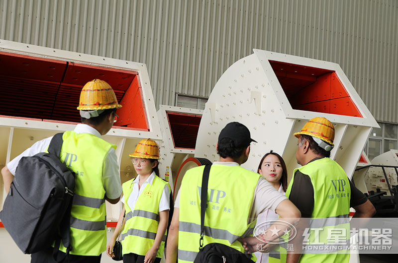 客戶來(lái)廠考察錘破機(jī) 客戶來(lái)廠考察錘破機(jī)
